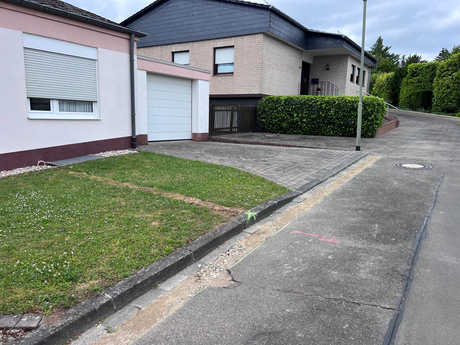 Doppelgarage rechts mit Stellplatz davor