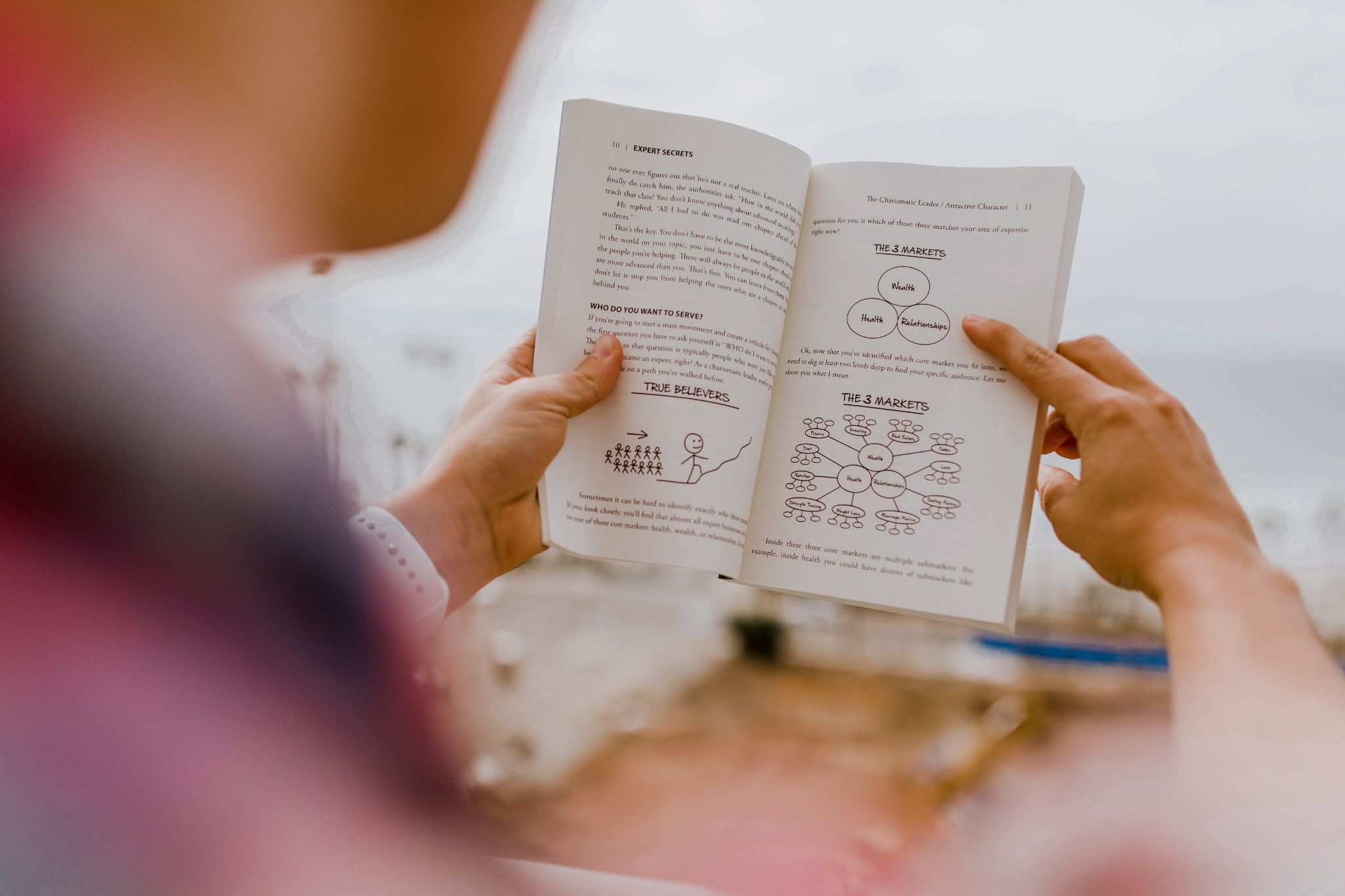 Jeune femme en train de lire un livre blanc comme exemple de ce qu'est un "contenu froid" dans l'article de Heysimon qui parle de la différence du contenu froid et du contenu chaud dans le domaine du content marketing et pour réaliser une bonne stratégie de contenu