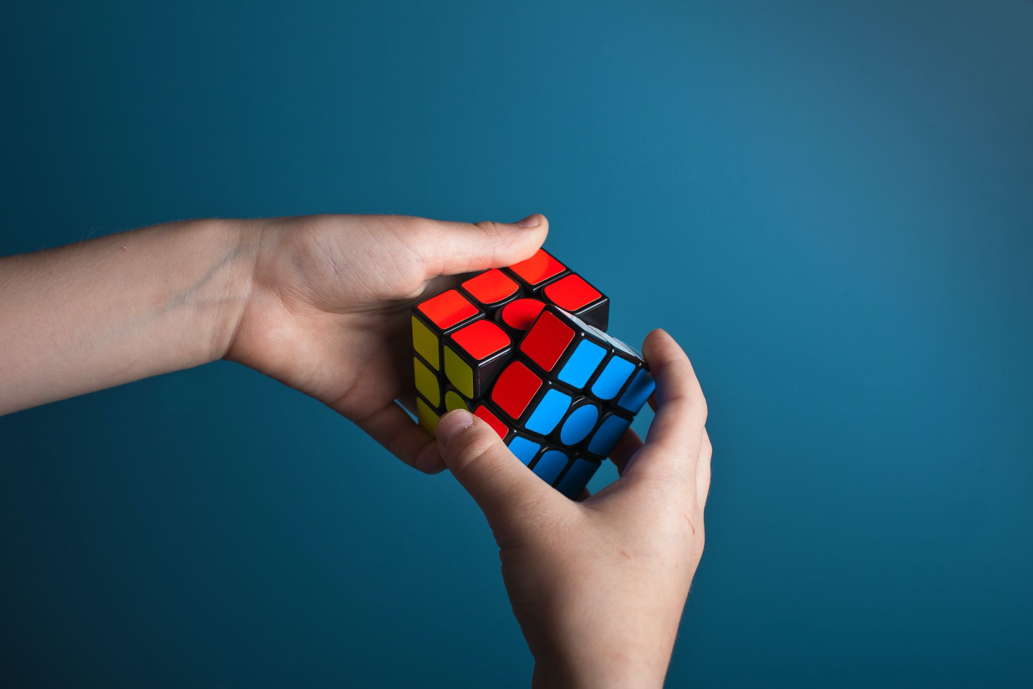 Un rubiks cube afin de représenter ce qu'est le concept de "smart content" dans le domaine du content marketing et pour l'article de Heysimon qui parle de la différence entre le contenu froid et le contenu chaud en marketing de contenu
