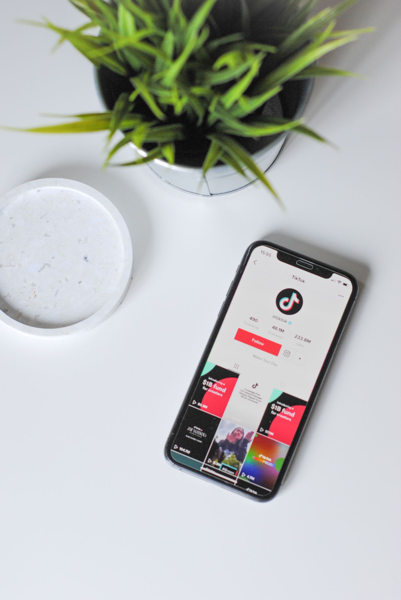 Cette photo présente un réseau social (Tiktok) sur un téléphone dans l'idée de représenter un des exemples de contenu chaud présent dans l'article de Heysimon qui parle de la différence entre création de contenu froid et création de contenu chaud (dans le domaine du content marketing ou pour élaborer une stratégie de contenu efficace)