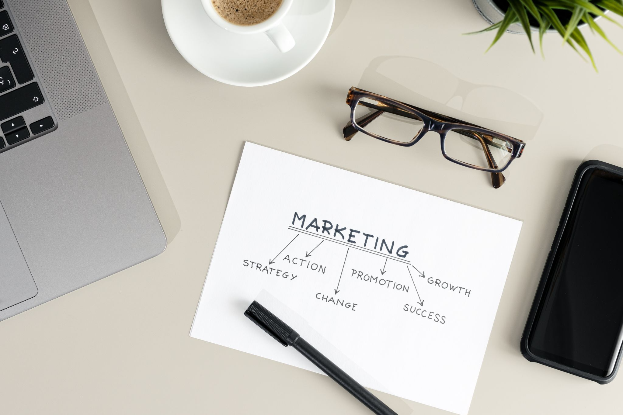 Photographie qui représente une stratégie marketing de contenu sur une feuille blanche. Cette photographie illustre l'article de Heysimon à propos de la différence entre création de contenu froid et création de contenu chaud dans le domaine du content marketing