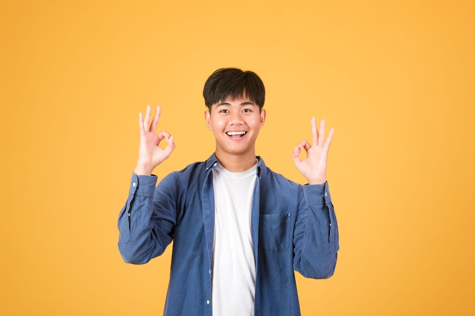 Un homme content qui conseil d'utiliser un service graphique par abonnement pour déléguer et externaliser efficacement et à moindre coût la création de contenus graphiques et visuels d'un service ou d'une équipe marketing et communication