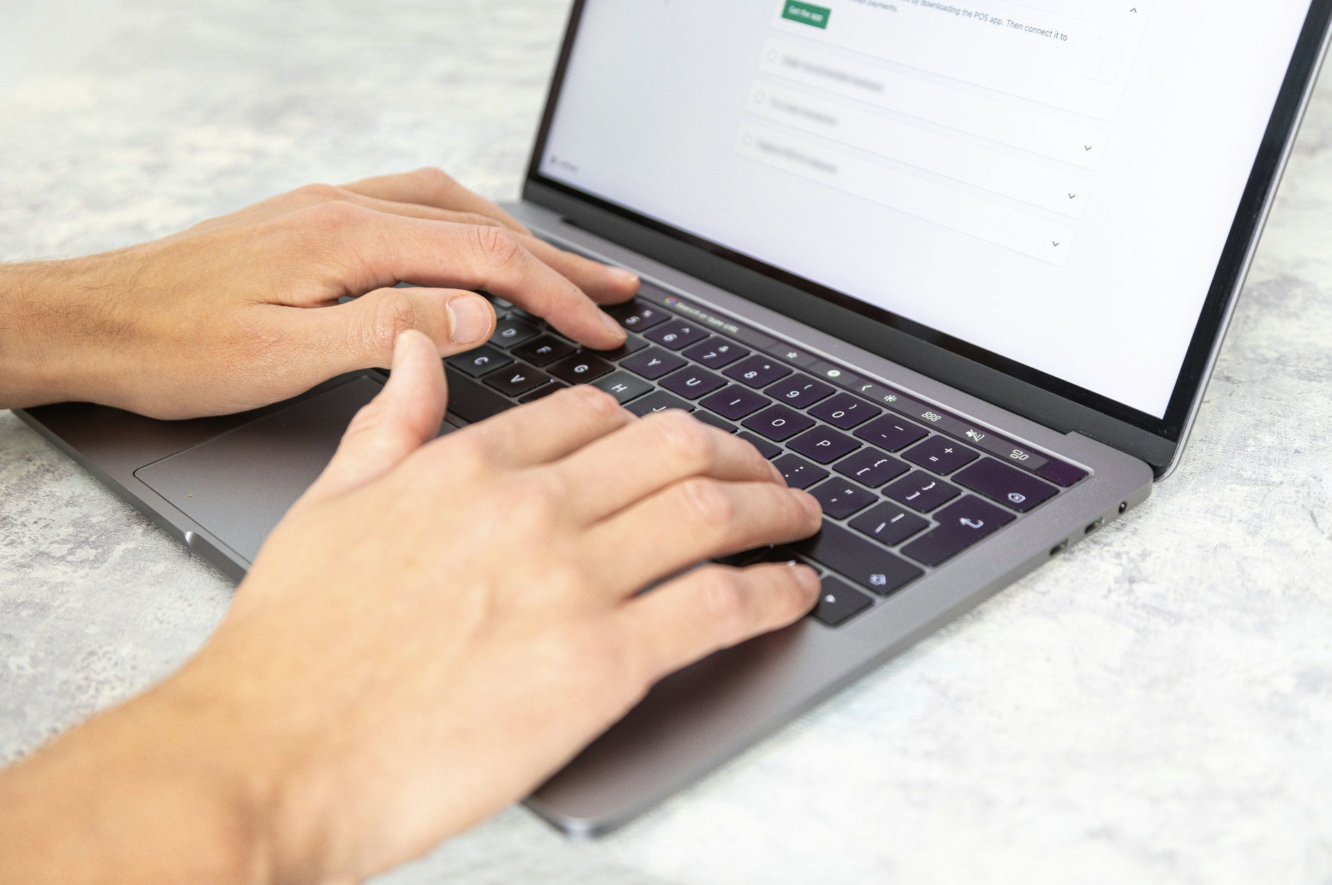 Photo d'un créateur de contenu réfléchissant devant son ordinateur : "Un créateur de contenu planifie la réutilisation de publications populaires. Apprenez des stratégies efficaces pour maintenir l'engagement sans surcharger votre flux de travail.