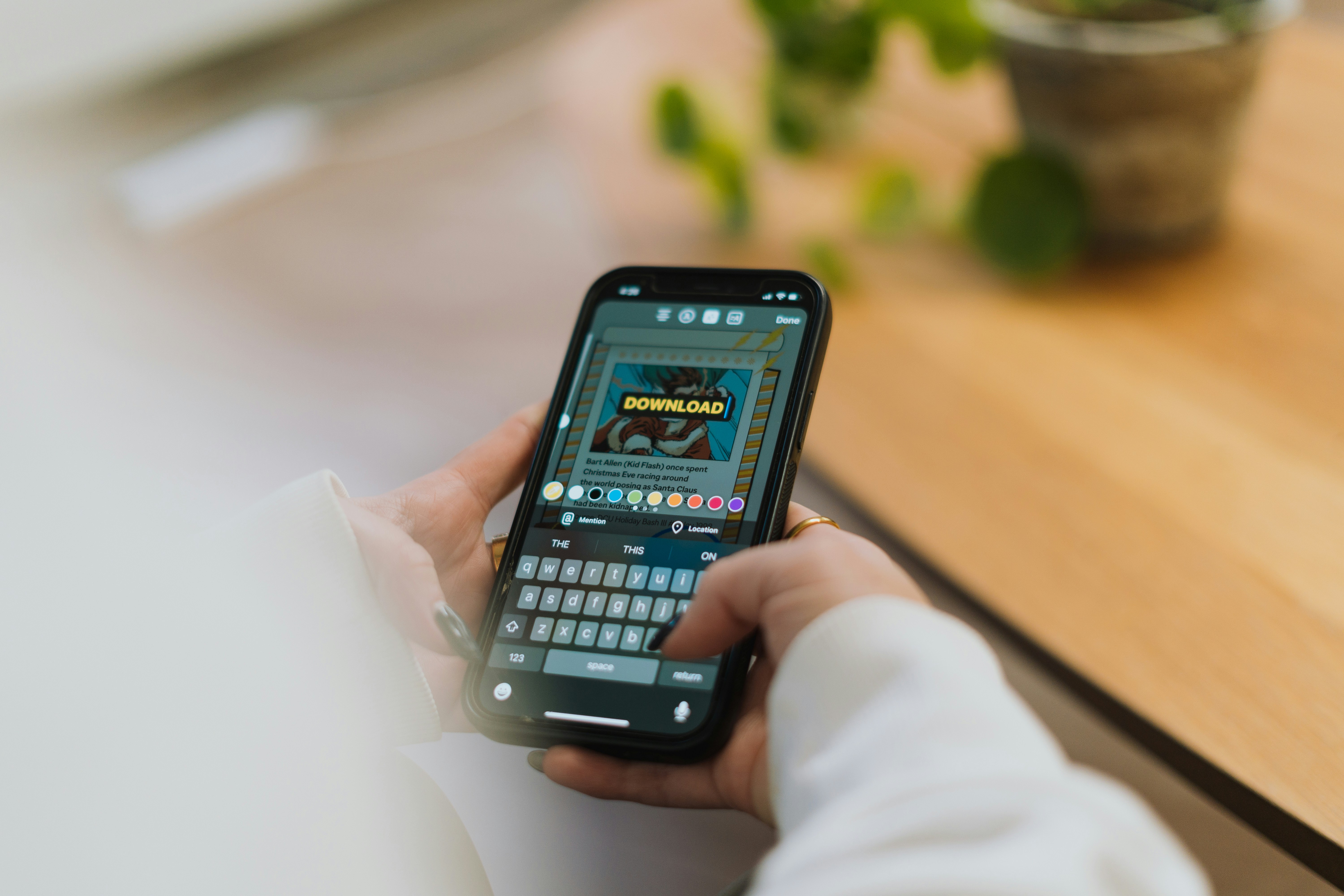 Image d'un designer travaillant sur un ordinateur : "Un graphiste utilise le service HeySimon pour revitaliser d'anciens contenus. Voyez comment le design professionnel peut donner une seconde vie à votre contenu