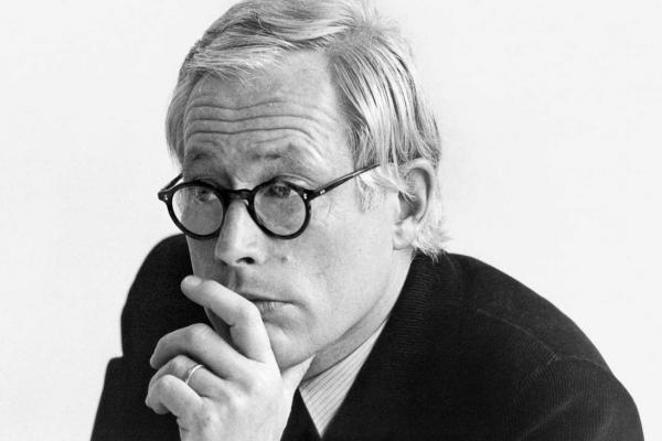 Portrait de Dieter Rams, figure emblématique du design moderne. Dieter rams explique sa philosophie en 10 points clés pour concevoir un produit au design parfait et itemporel