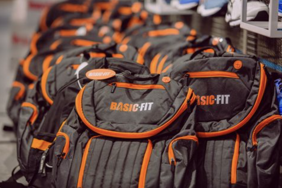 BasicFit sac de sport promotionnel offert aux nouveaux membres illustrant une stratégie marketing innovante.