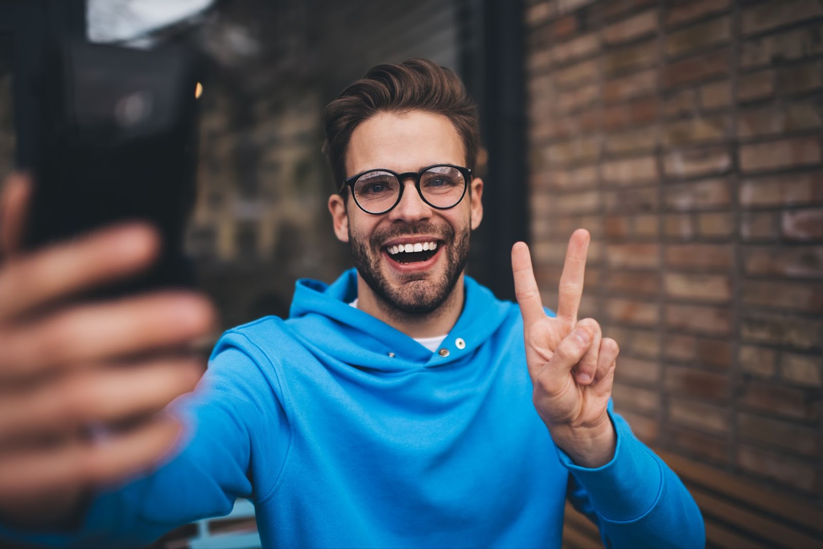 Quels sont les avantages et la valeur ajoutée d'un UGC dans une stratégie commerciale publicitaire ? Suivez le guide avec cet article au sujet de l'UGC sur le blog marketing, communication et design de Heysimon. l'UGC est la nouvelle tendance marketing digital qui permet de mettre en valeur les contenus créés par les utilisateurs eux-mêmes.