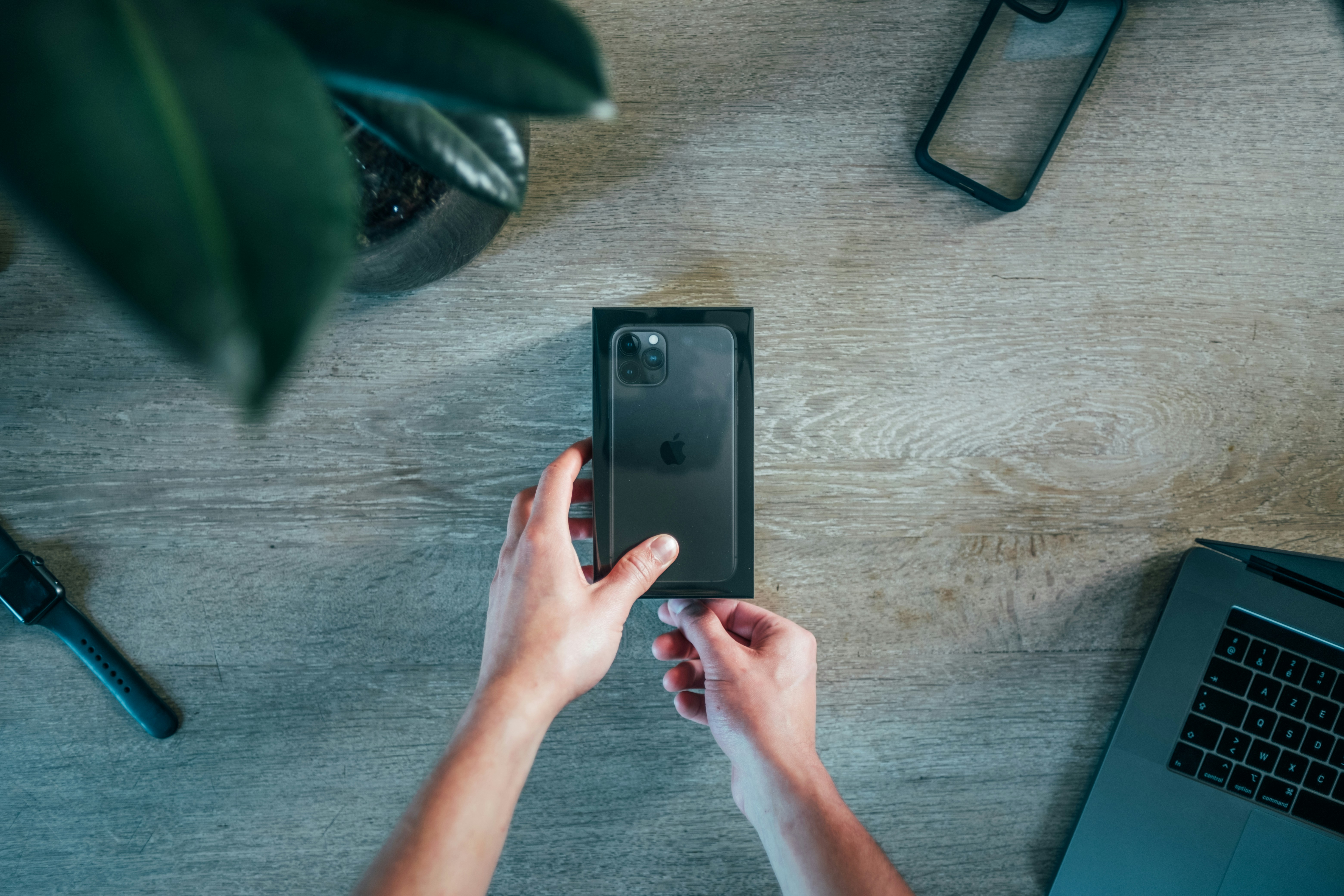 Boîte Apple en cours d’ouverture, illustrant le concept de friction contrôlée dans l’expérience d’unboxing.