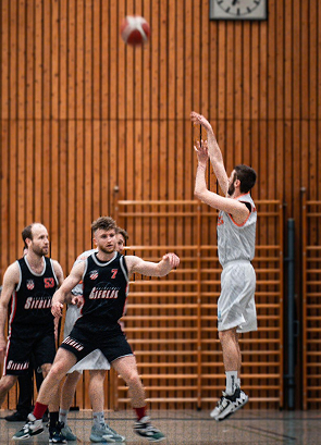 Basketballspieler beim Jumpshot.