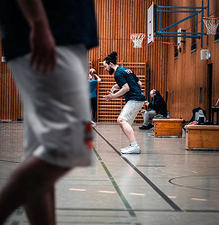 Basketballspieler beim Aufwärmen an der Seitenlinie.