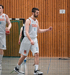 Basketballspieler ballt Hand zu einer Faust.