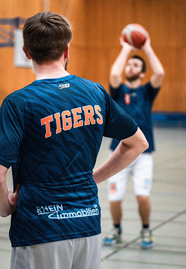 Basketballspieler beobachtet ein Teammitglied beim Freiwurf.