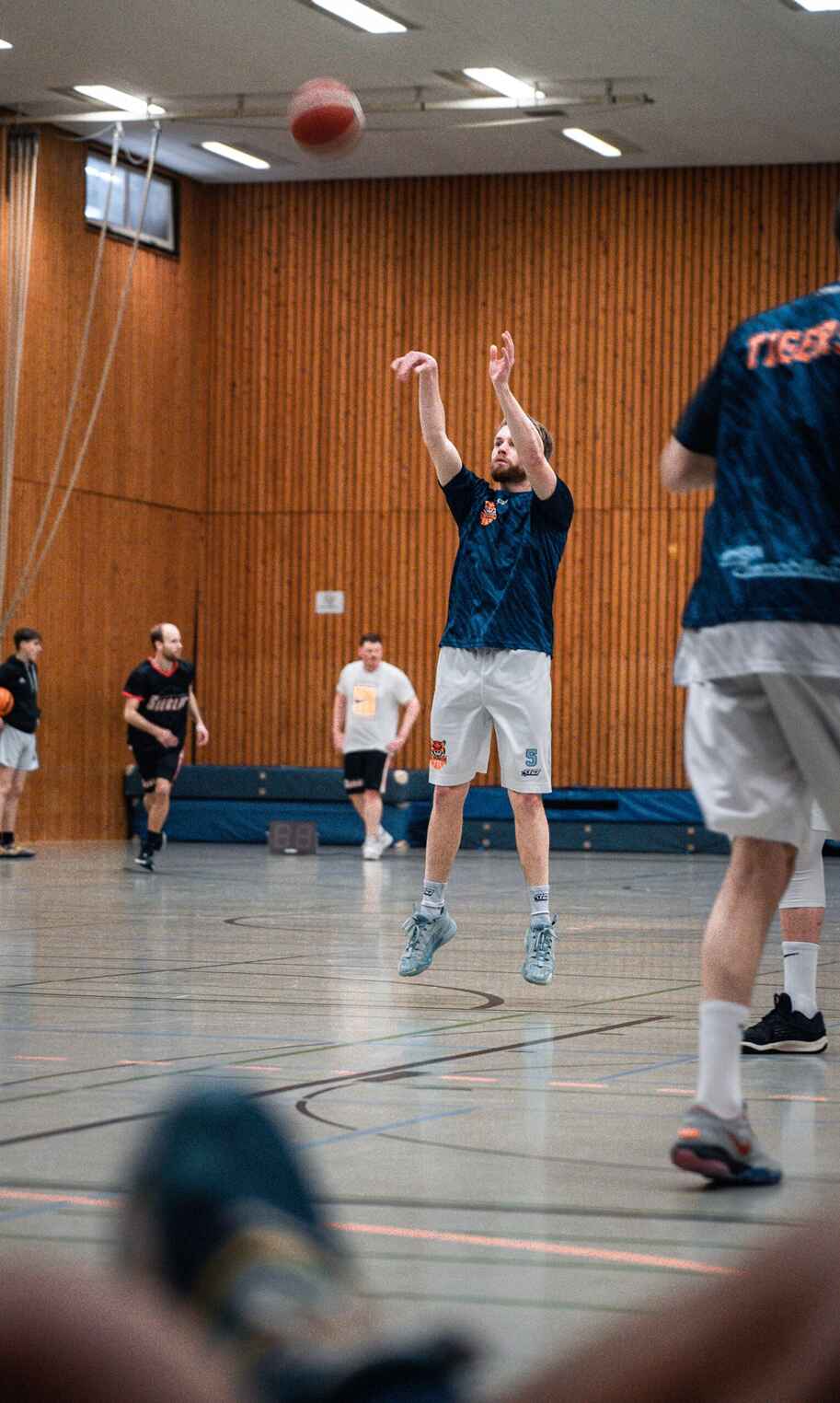 Basketballspieler beim Sprungwurf.