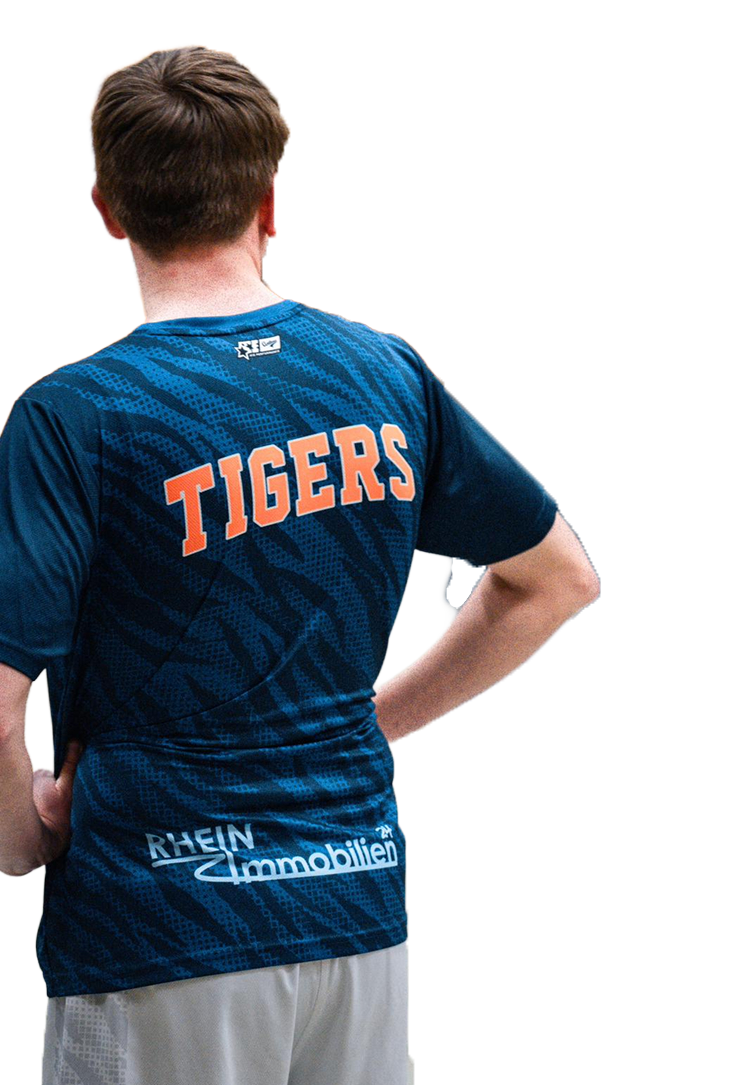 Spieler von hinten in blauem Aufwärmshirt.