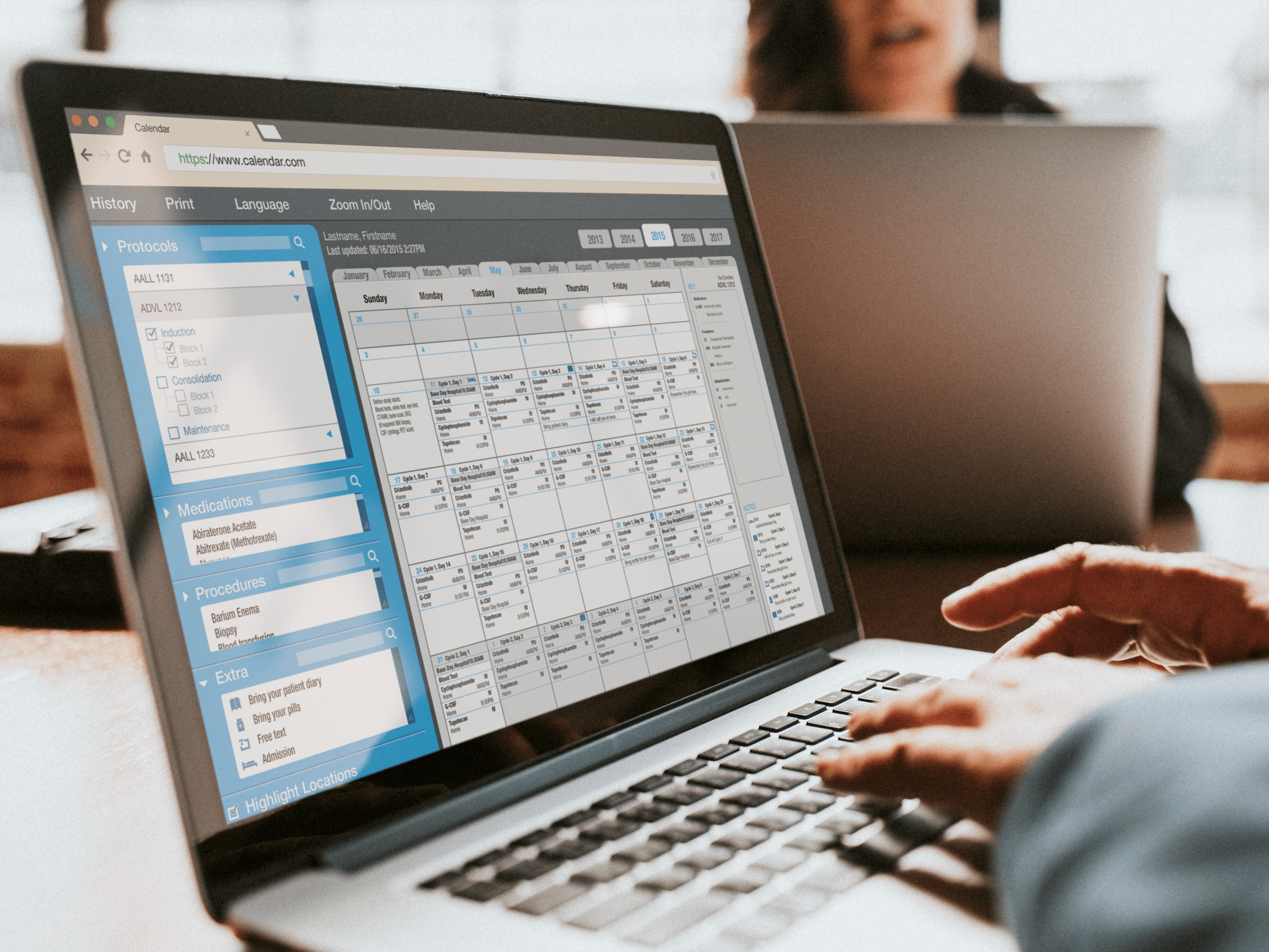 A person using the digital treatment calendar on their laptop