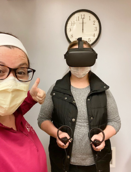 Physical therapists using the Virtual Reality headset 
