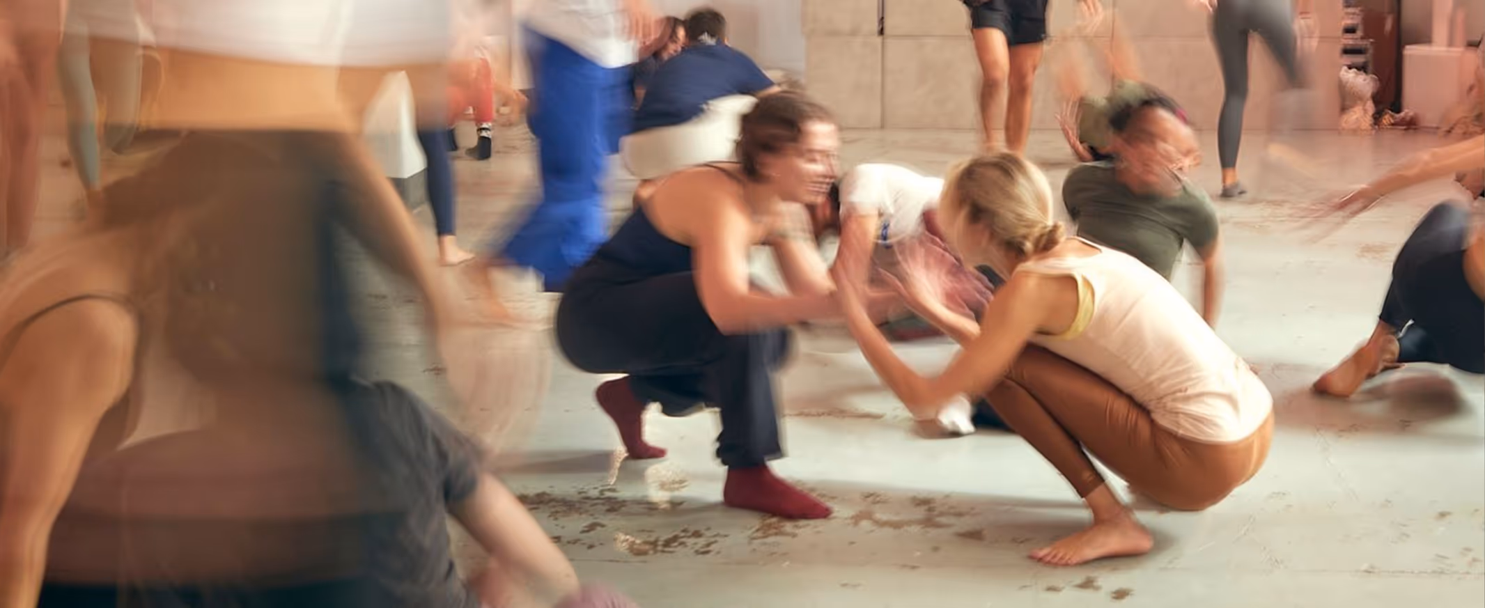 Gruppo di persone che si muovono energicamente durante un'attività di danza o movimento in gruppo