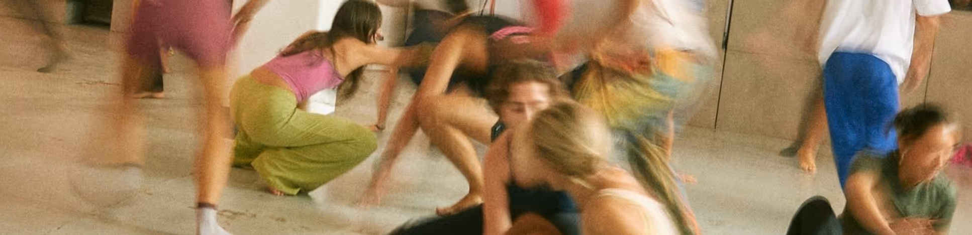 Gruppo di persone che si muovono energicamente durante un'attività di danza o movimento in gruppo