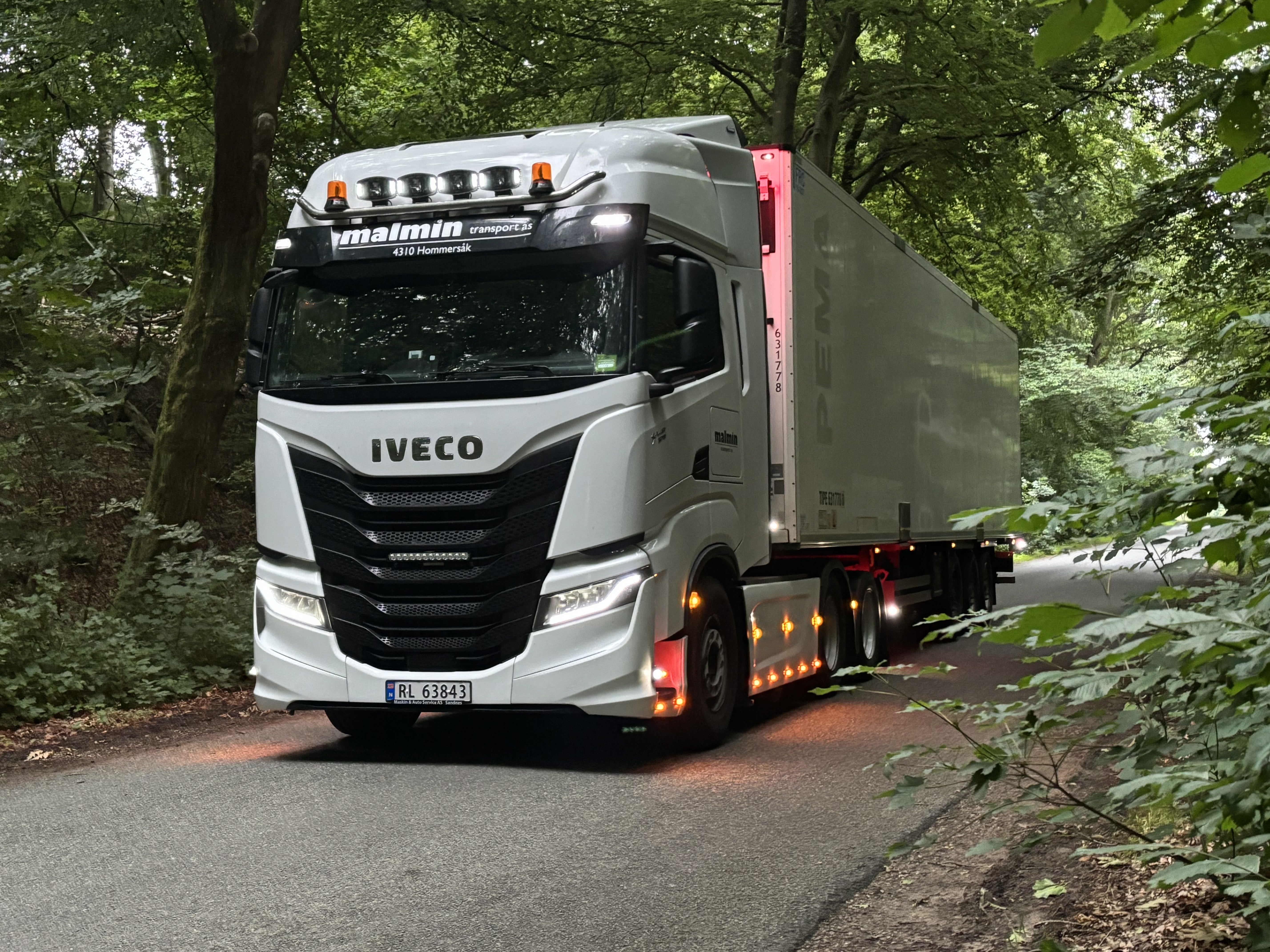 image of a longhaul delivery truck for a trucking company