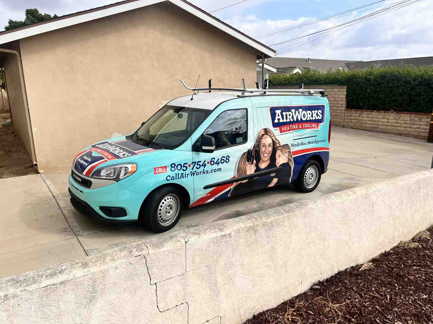 comparing a flat plate collector and an evacuated tube collector side-by-side - 20 liter solar water heater price