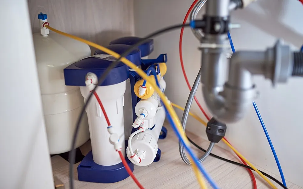 Under-sink water filter system with tank.