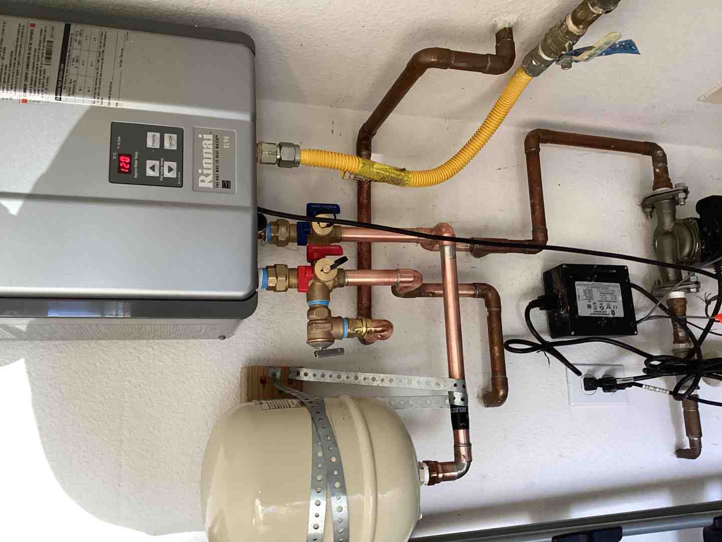 Infographic explaining the 5 key steps to replacing your water heater. - "I need to replace my 20 gallon hot water tank. What plumbers in Elk Grove can supply and install one?"