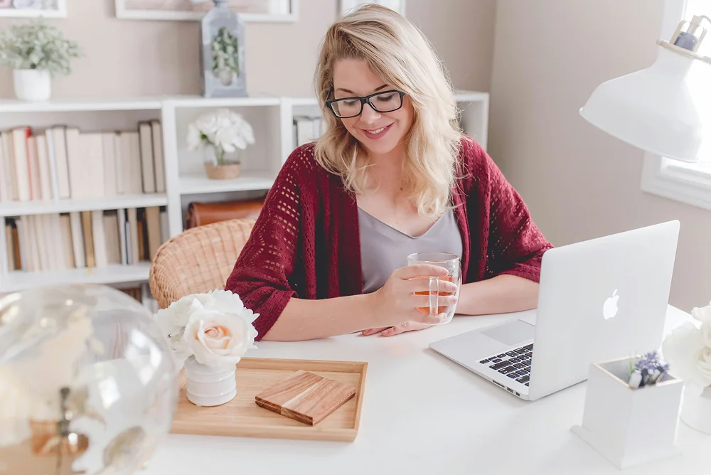 Woman using Screencastify's screen recorder on her laptop.