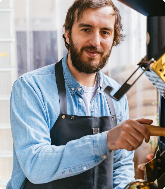 Homme travaille café