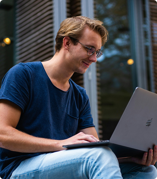homme exterieur ordinateur