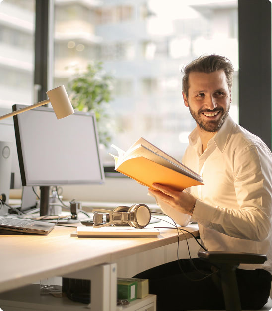 homme sourire ordinateur