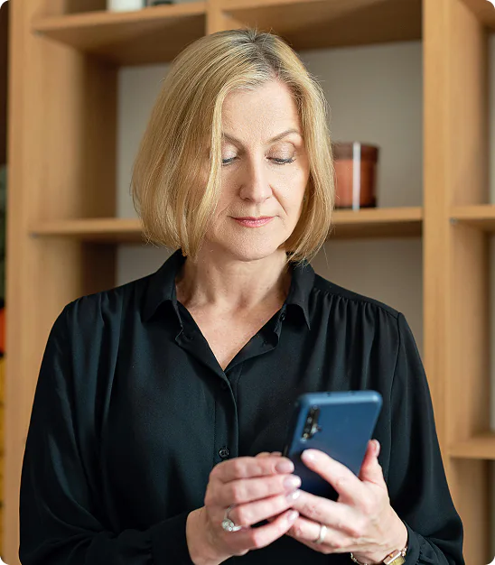 femme bureau telephone