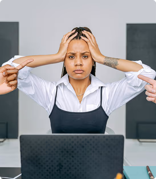 femme ordinateur triste