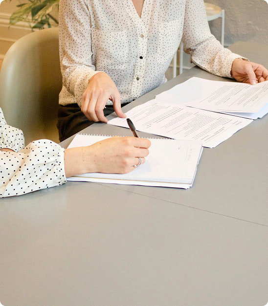 deux personnes signent un document