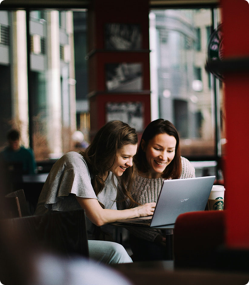 deiux femmes devant ordinateur