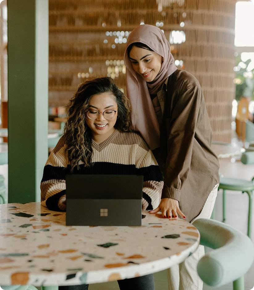 amies devant tablettes