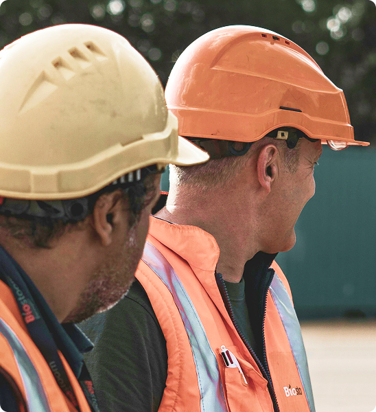2 hommes sur un chantier