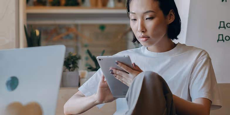 Freelance faisant un devis sur un ordinateur