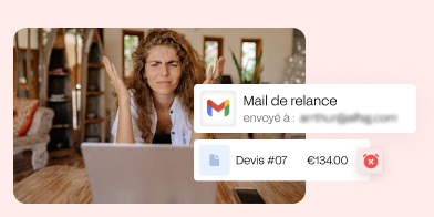 femme énervée devant ordinateur et des relance de devis par email