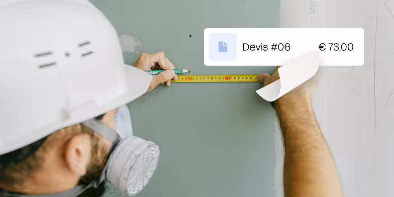 Homme Peintre maçon faisant un devis