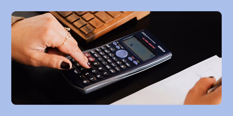 Main sur une calculatrice