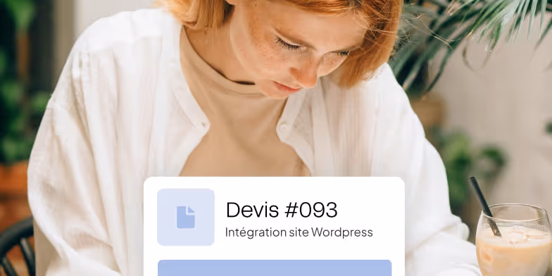 Femme sur ordinateur fait un devis