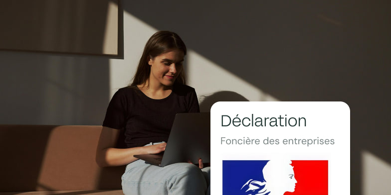 femme canapé ordinateur et republique francaise logo