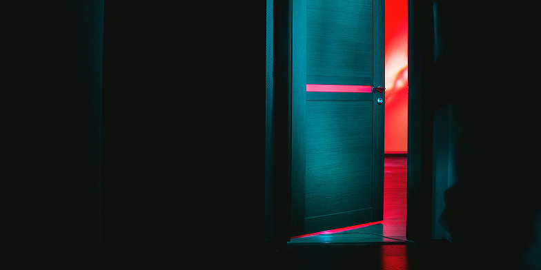 porte rouge fermée