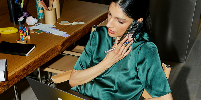 femme telephone bureau