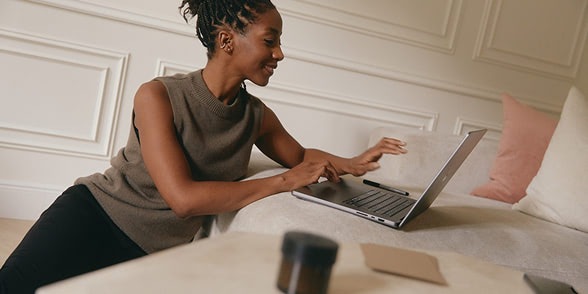 femme noire ordinateur