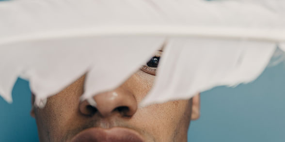 homme plume visage