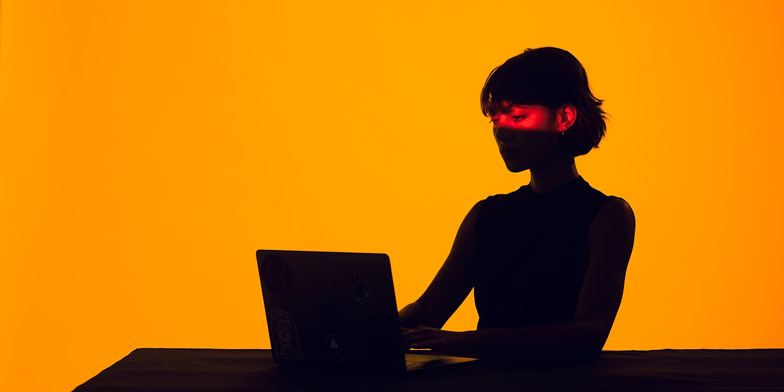 femme anonyme emploi