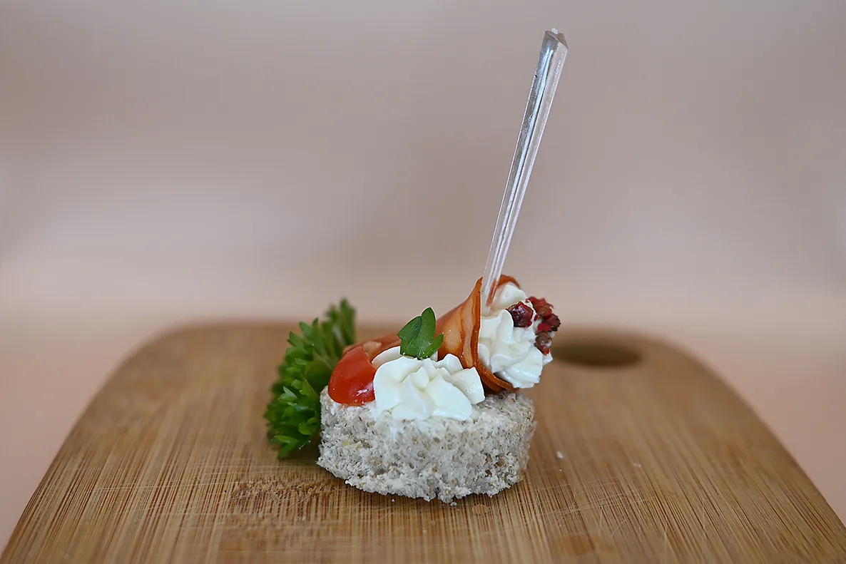 Канапе с испанско чоризо, млечен мус и чери домати