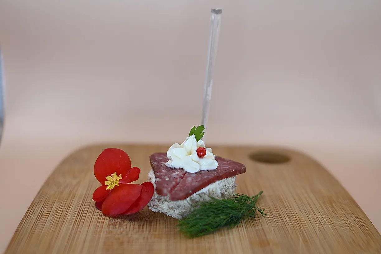 Луканка върху канапе и млечен мус