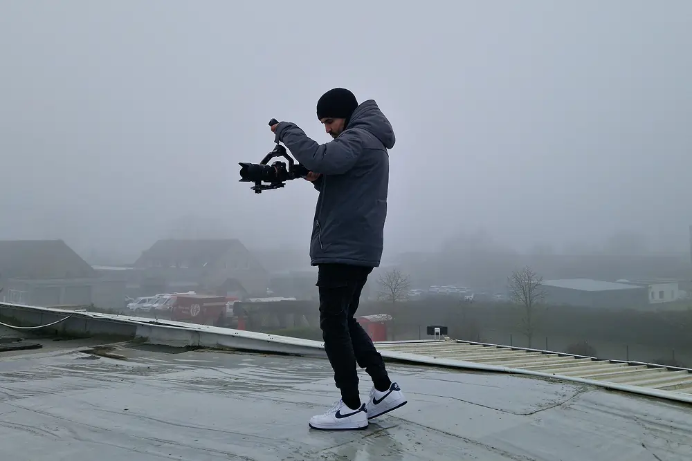 Daniel Mohammadi die foto's aan het maken is voor Starlink in Duitsland.